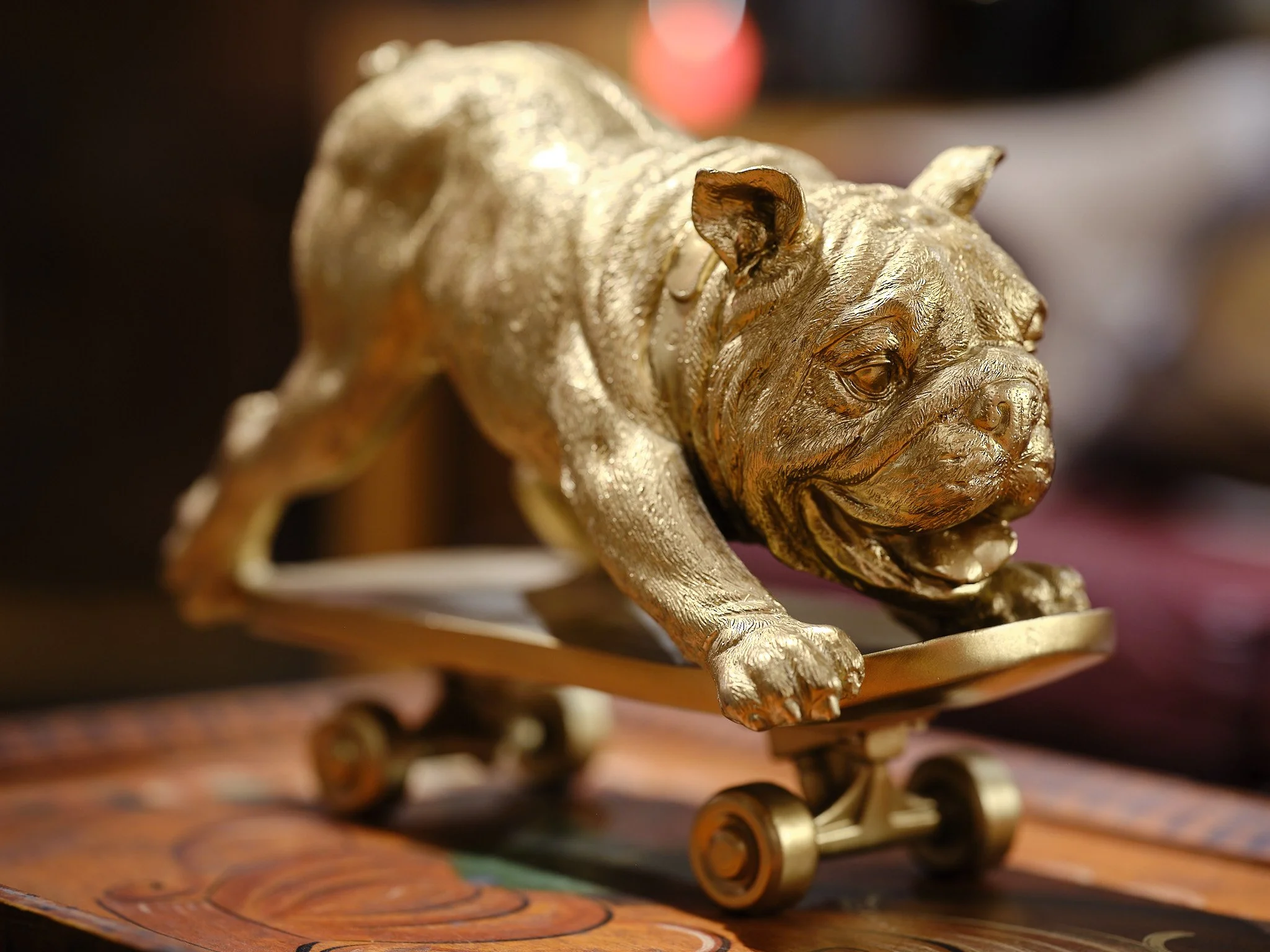 Dekorativ bulldog på skateboard – kuriosa och inredningsobjekt hos Walting Design
