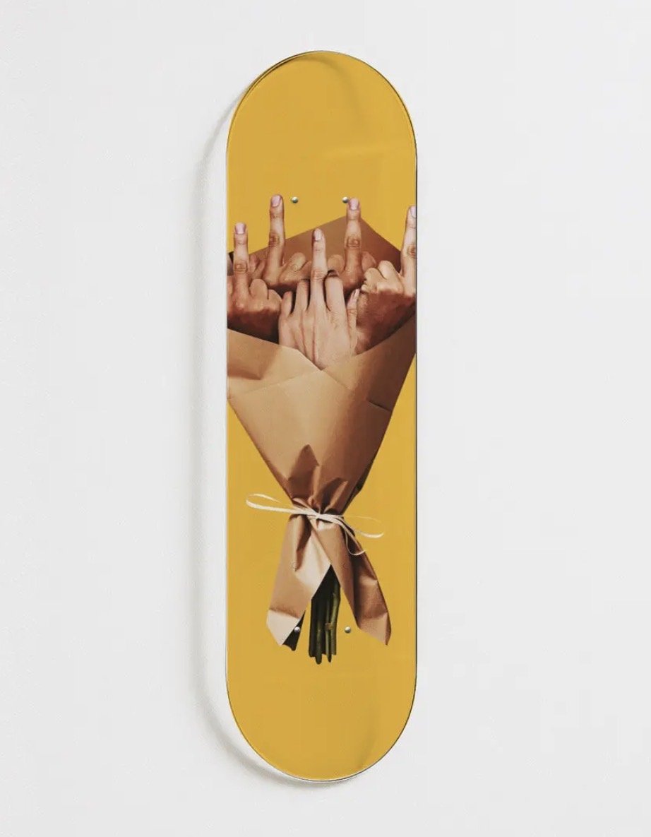 plexiglas skateboard lampa med blommotiv monterad på vägg