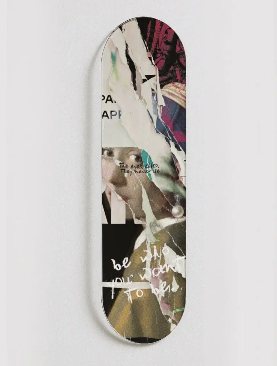 plexiglas skateboard lampa med collage motiv monterad på vägg
