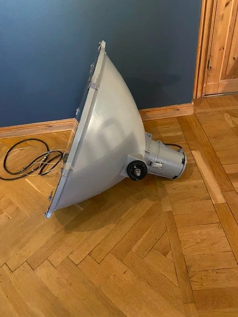 Stor industrilampa i metall sedd från sidan. Unik vintage takpendel som passar hem, restaurang eller butik.