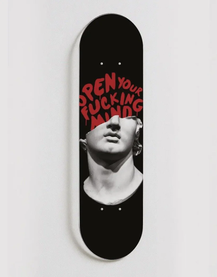plexiglas skateboard lampa med abstrakt motiv monterad på vägg