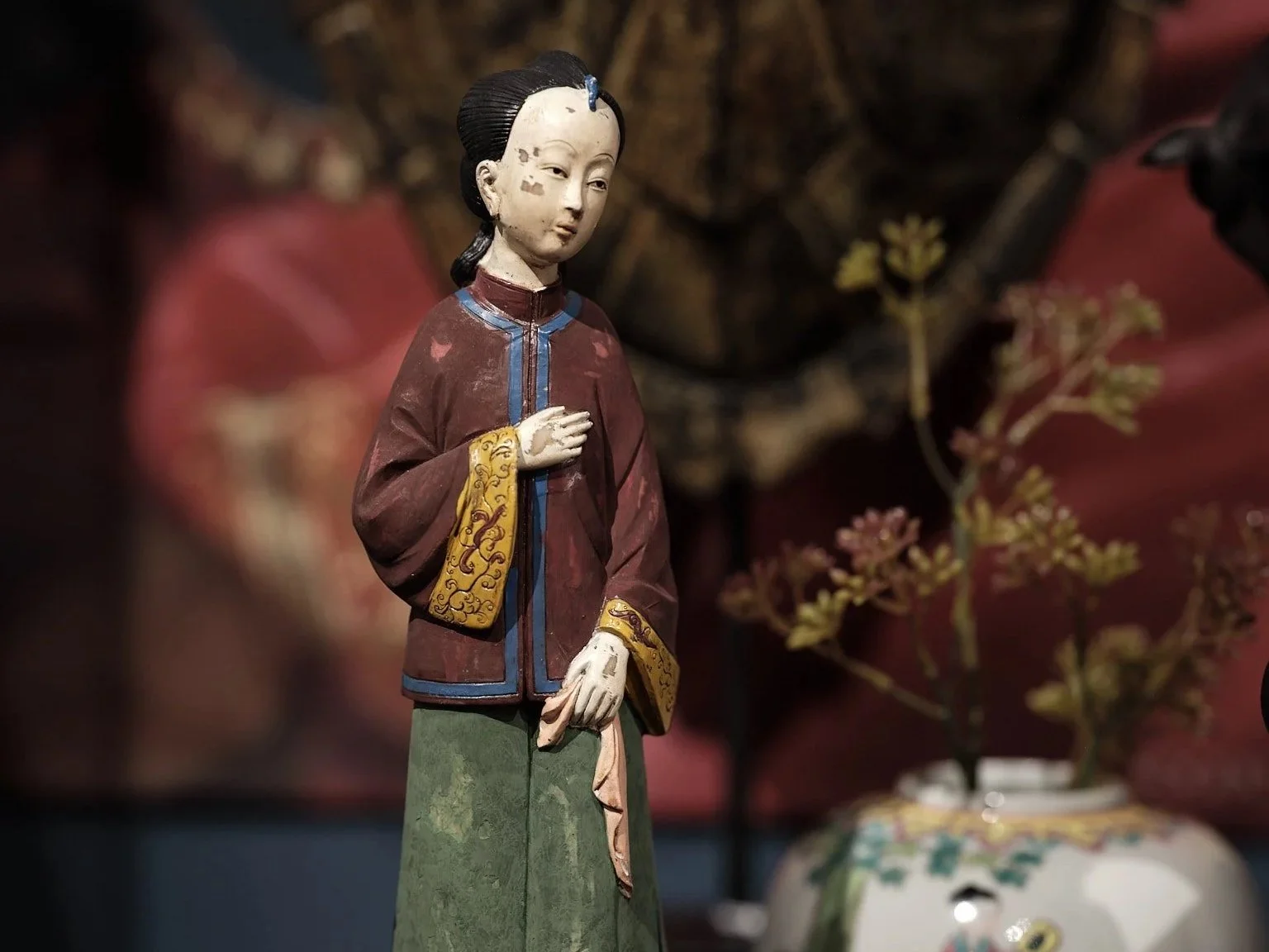 Dekorativ asiatisk figur bland färgstarka inredningsdetaljer – ett exempel på annorlunda inredning och design i Waltings egen smak.