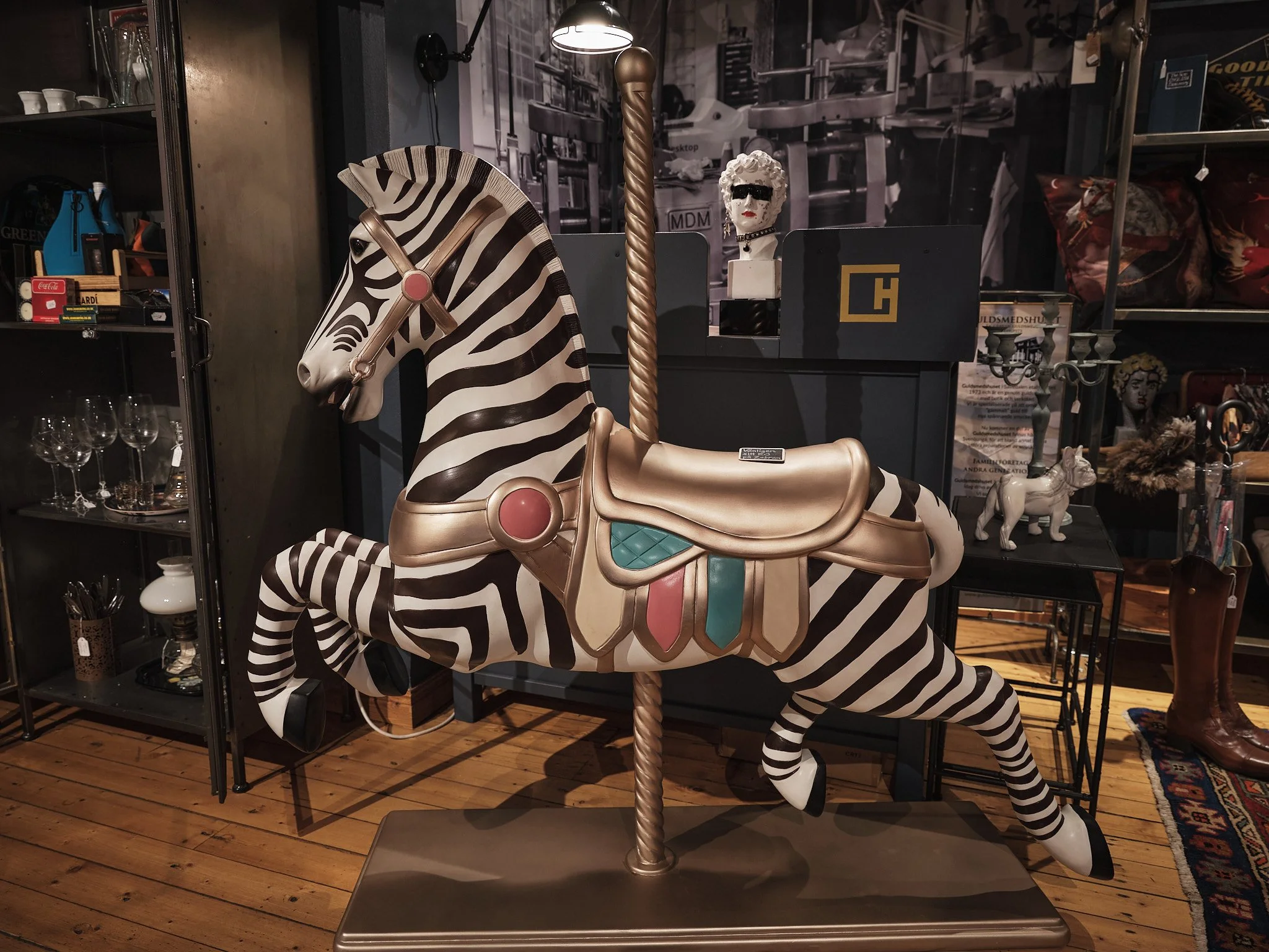 Zebraformad karusellhäst i unik butiksmiljö