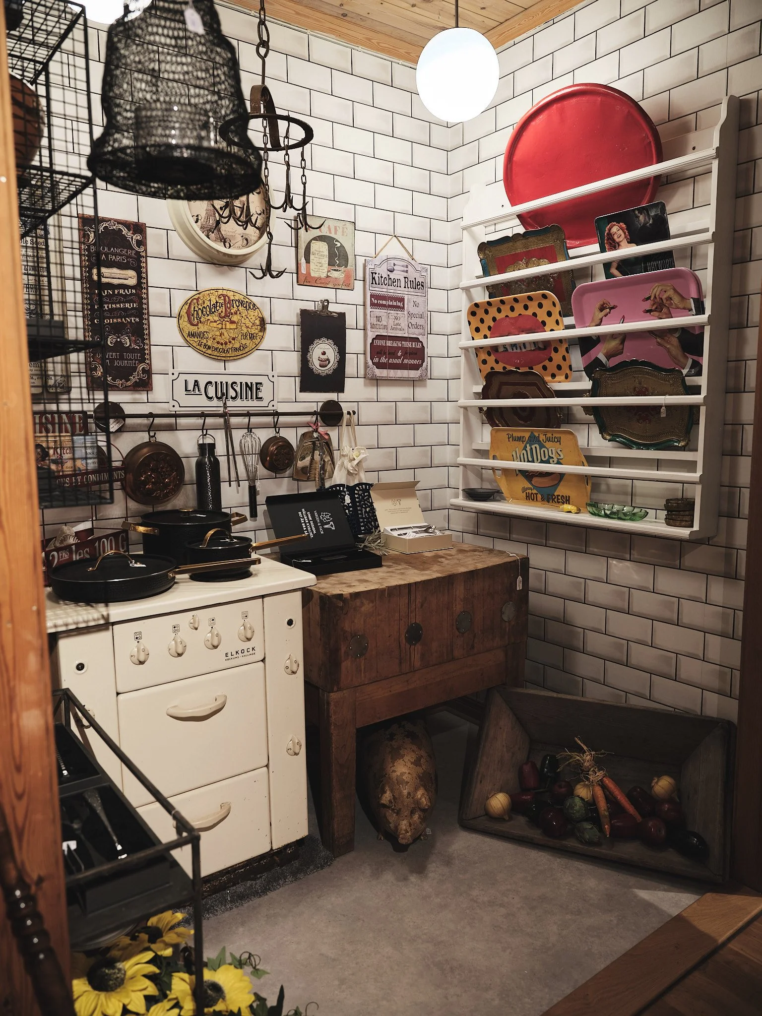 Vintageinspirerad köksmiljö med dekorativa detaljer
