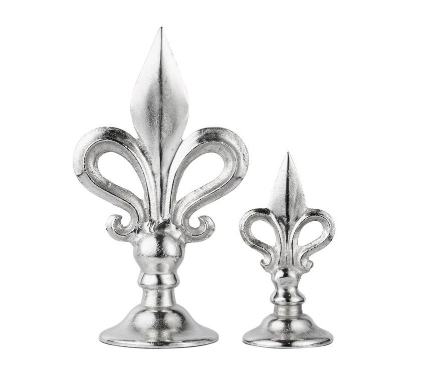Silverfärgade liljeornament i två storlekar mot vit bakgrund. Den lilla modellen är 23,5 cm hög.