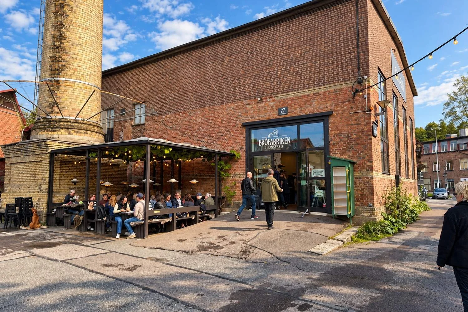 Brödfabriken i Jonsereds Fabriker, granne med Walting Design, med uteservering i den gamla fabriksmiljön.