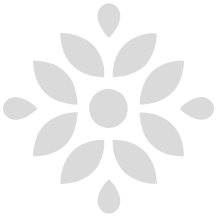 Ein stilisiertes, symmetrisches Blumenmuster in Schwarz und Weiß