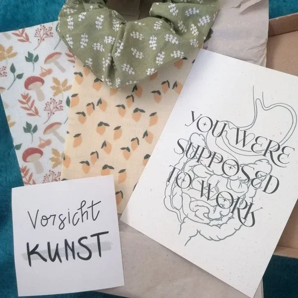 Kreative Collage mit Papier, Stoffmustern, handgeschriebene Zettel und ein Zeichen, das Darm zeigt, mit dem Text "You were supposed to grow".