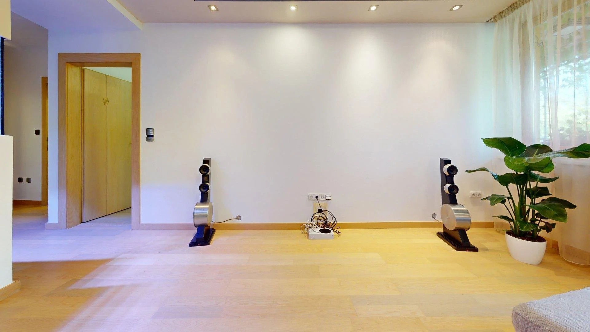 Prenajom-3-izbovy-byt-s-terasou-30-m2-BA-Stare-Mesto-Kysucka-ul-Living-Room 1.jpg