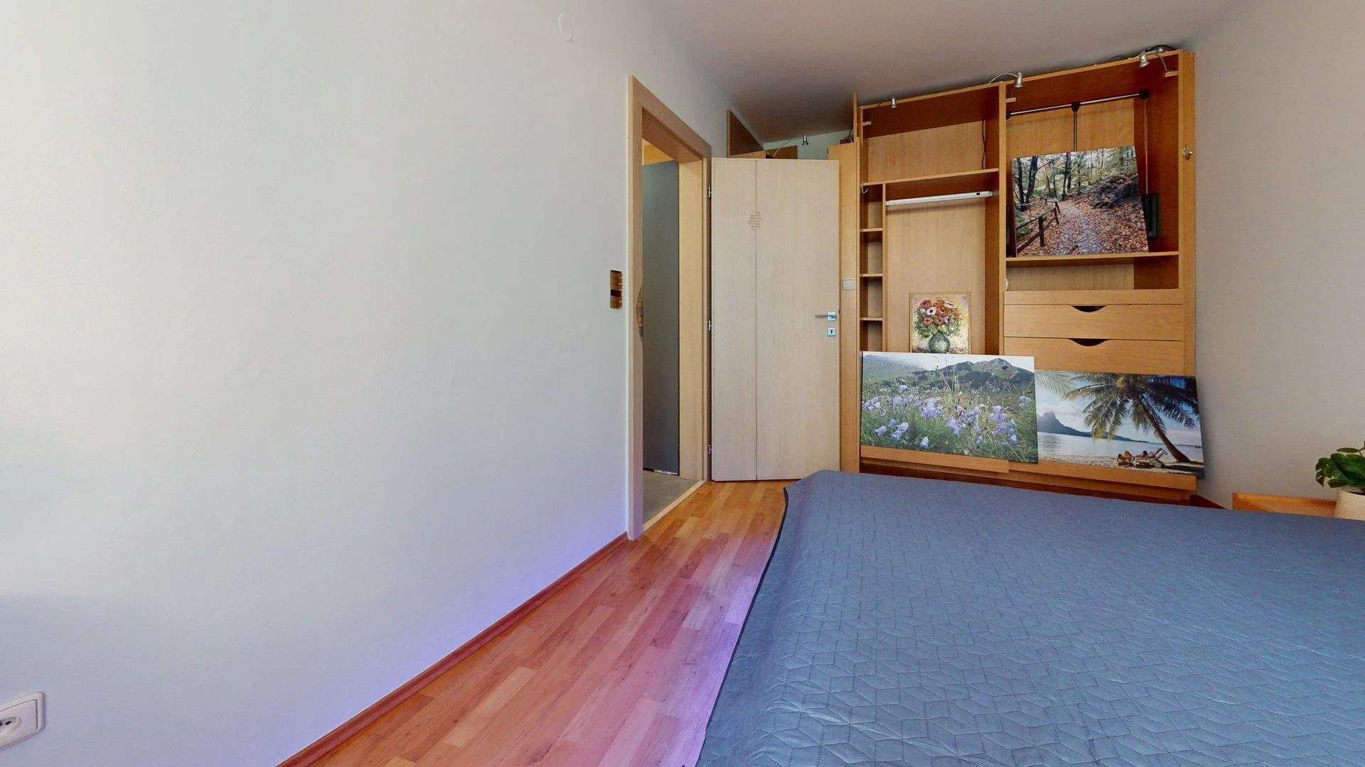 Prenajom-3-izbovy-byt-s-terasou-30-m2-BA-Stare-Mesto-Kysucka-ul-Bedroom 1.jpg