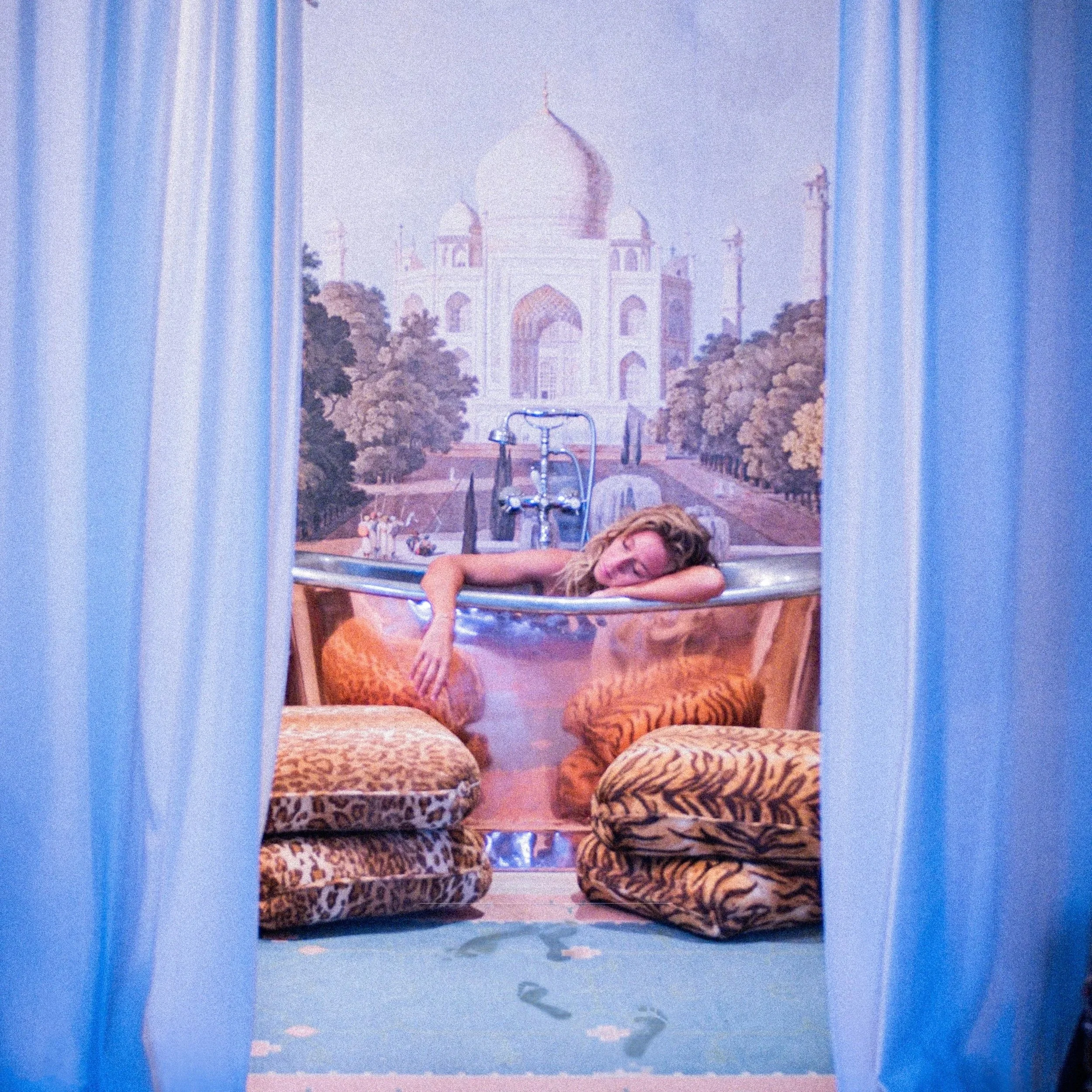 Embarcation pour long voyage / PHOTO SERIES