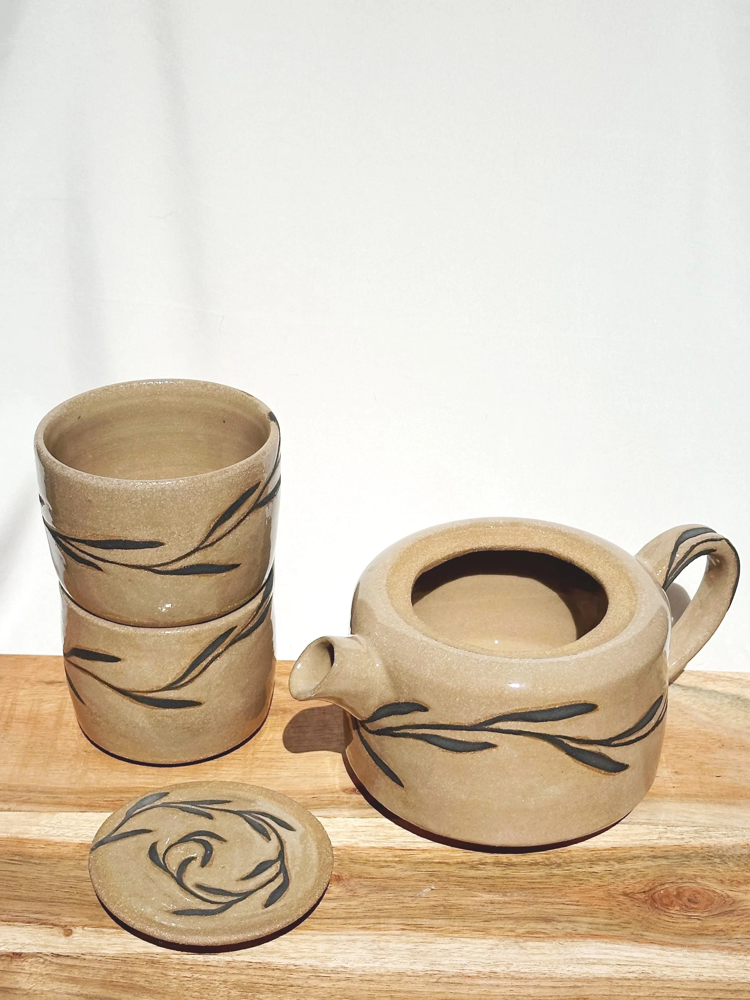 Black Vine Teapot