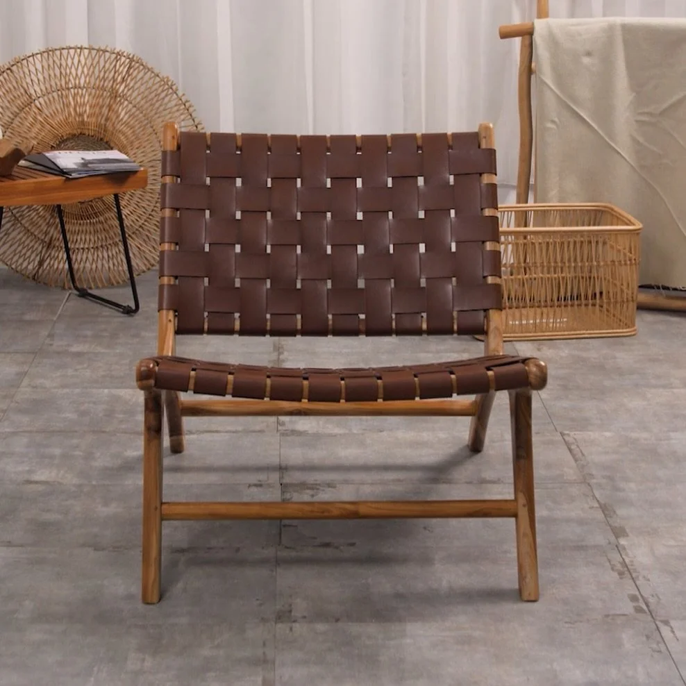 Cada detalle del sill&oacute;n London muestra el cuidado y la precisi&oacute;n detr&aacute;s de su fabricaci&oacute;n. El contraste entre la calidez de la madera s&oacute;lida y la firmeza de las tiras de piel crea una pieza elegante, c&oacute;moda y