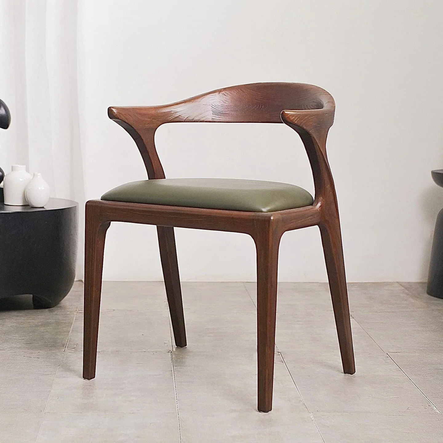 Dise&ntilde;o que habla por s&iacute; solo.
Nuestra silla de madera de teka con asiento en piel verde es una mezcla de elegancia y calidez natural.
Perfecta para comedores modernos y casas con estilo.

##kadekliving #sillacomedor