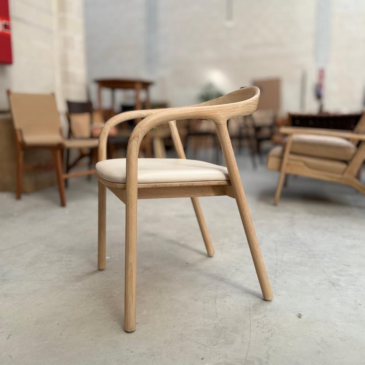 ✨ Nueva llegada a nuestro almac&eacute;n: Silla de dise&ntilde;o en madera maciza tapizada en piel ✨

Acabamos de recibir este modelo exclusivo, elaborado en madera maciza y con un acabado suave y elegante que aporta calidez a cualquier espacio.
Su d