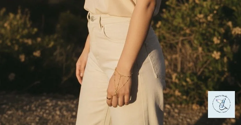 ✨ Golden in Motion

Designed as an extension of the hand —
fluid, intentional, and quietly striking.

Golden in Motion was created to move with you,
to catch light through gesture,
and to feel as delicate as it looks.

Handcrafted by Mayrts Studio.

