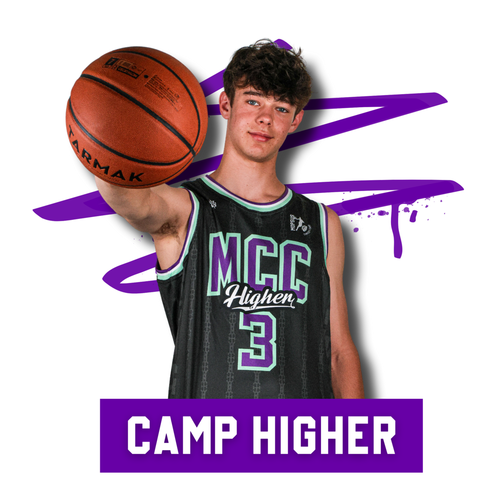 Jeune homme en maillot de basketball noir avec le texte 'MCC Higher 3' et le mot 'CAMP HIGHER' en bas, tenant un ballon de basketball devant un fond noir avec des éléments graphiques violets.