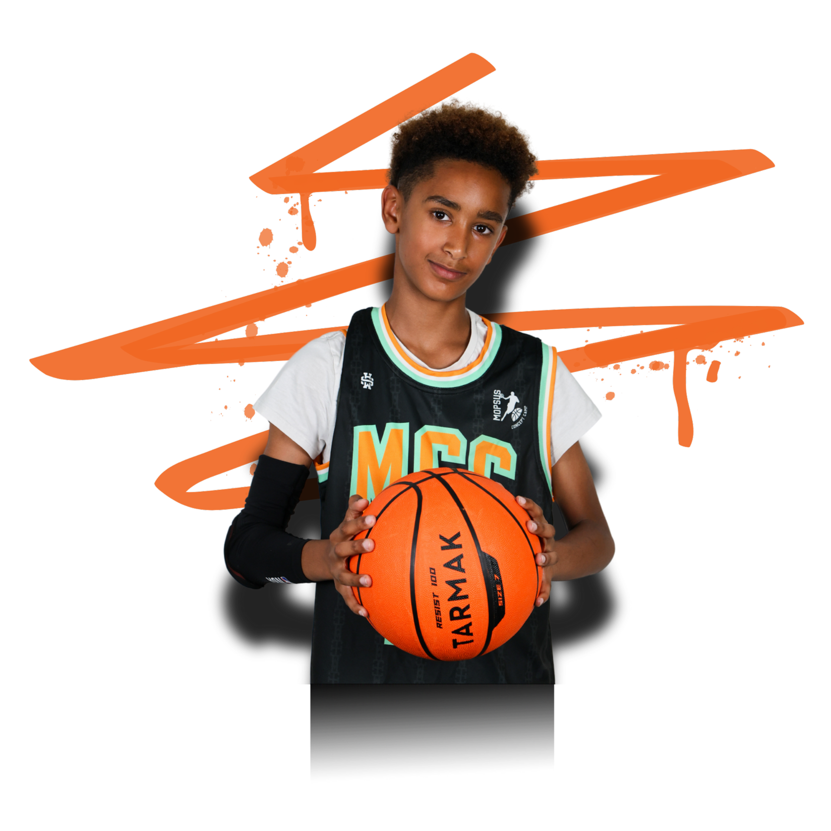 Jeune fille en maillot de basketball noir et blanc, tenant un ballon de basketball orange, fond noir avec des lignes orange abstraites.