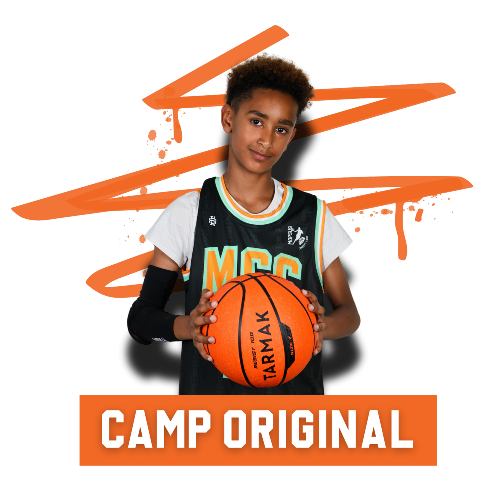 Un jeune garçon en tenue de basketball tenant un ballon orange avec l'inscription 'TARMARK'. Il porte un maillot noir avec des lettres 'MGS' et un t-shirt blanc en dessous. Il se tient devant un fond noir avec des dessins de lignes orange. En bas, il y a une bannière orange avec l'inscription 'CAMP ORIGINAL' en blanc.