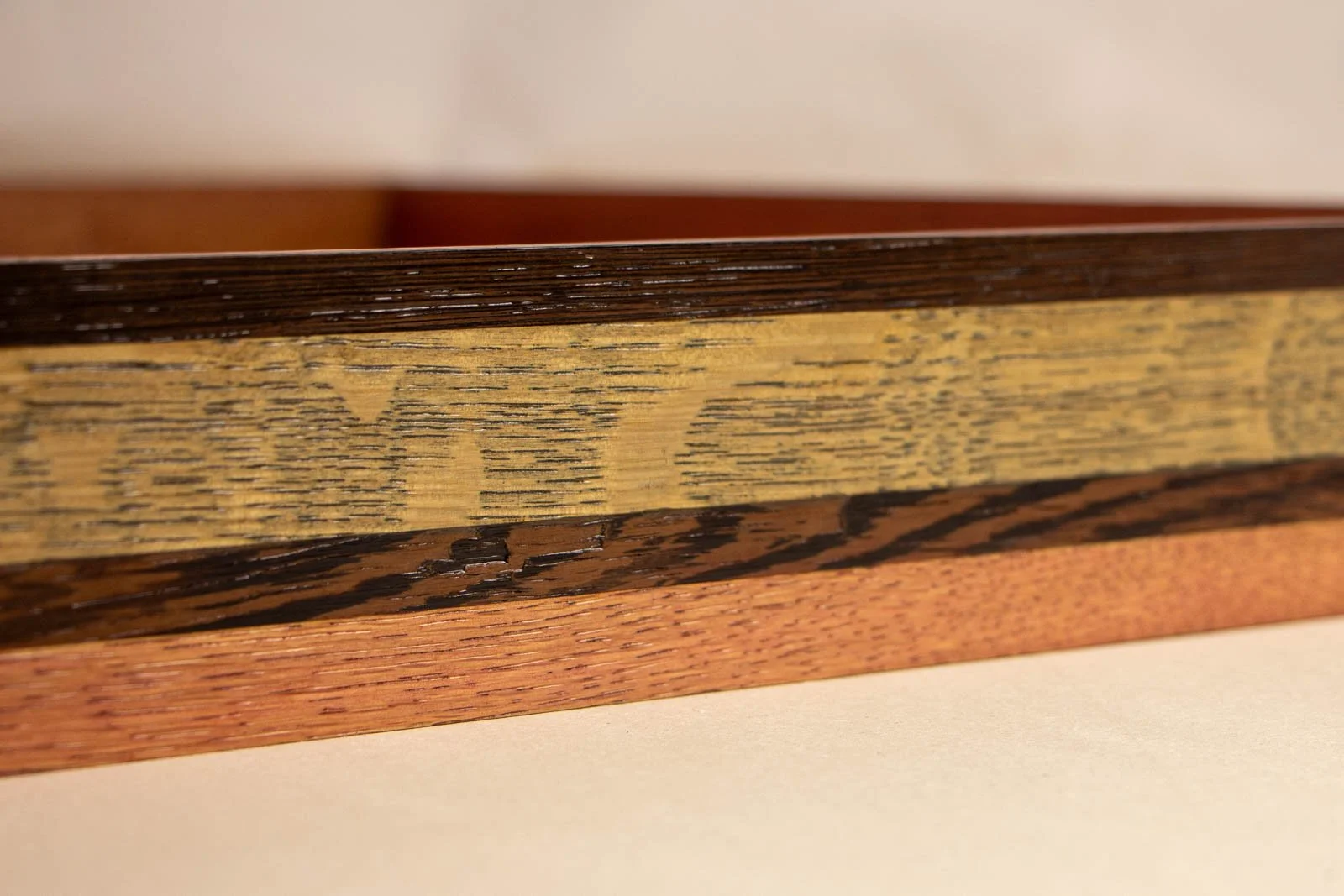 Silence’s Caesura 003 frame: long side, steady blue and pink grain beneath the wenge cap