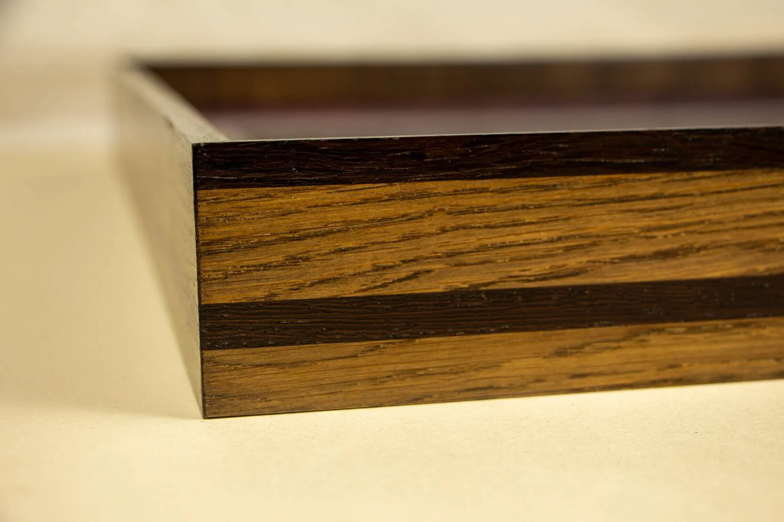 Synaptic Mythos 002 frame: short side profile, continuous oak grain with the mid-level wengé band; satin finish