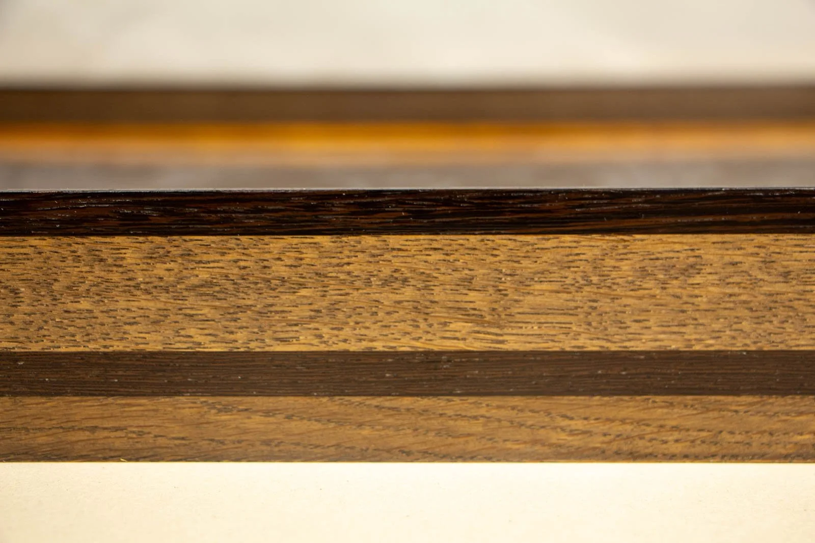 Synaptic Mythos 001 frame: straight side elevation, calm, even oak figure; dark wengé top edge reads clean; smooth satin sheen