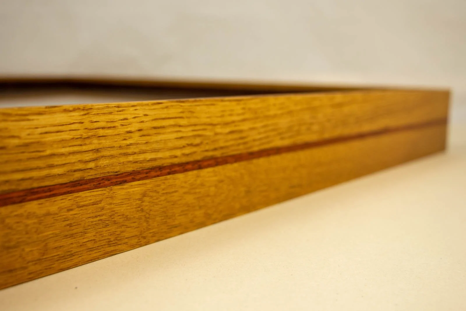 Golden Nostalgia 004 frame: long-side profile, oak grain with through-running mahogany ribbon