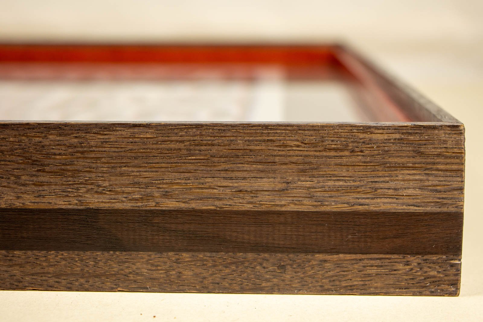 Flux Impromptu 002 frame: end elevation, layered oak profile with a mid-height walnut horizon; deep shadowbox depth