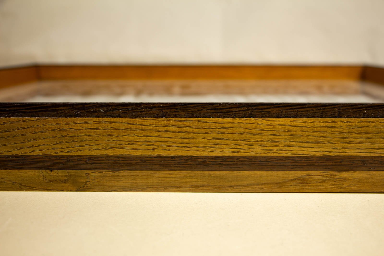 Metamorphic Entwining 004 frame: straight side view showing even oak figure, dark wengé top edge and mid-band; soft lacquer sheen