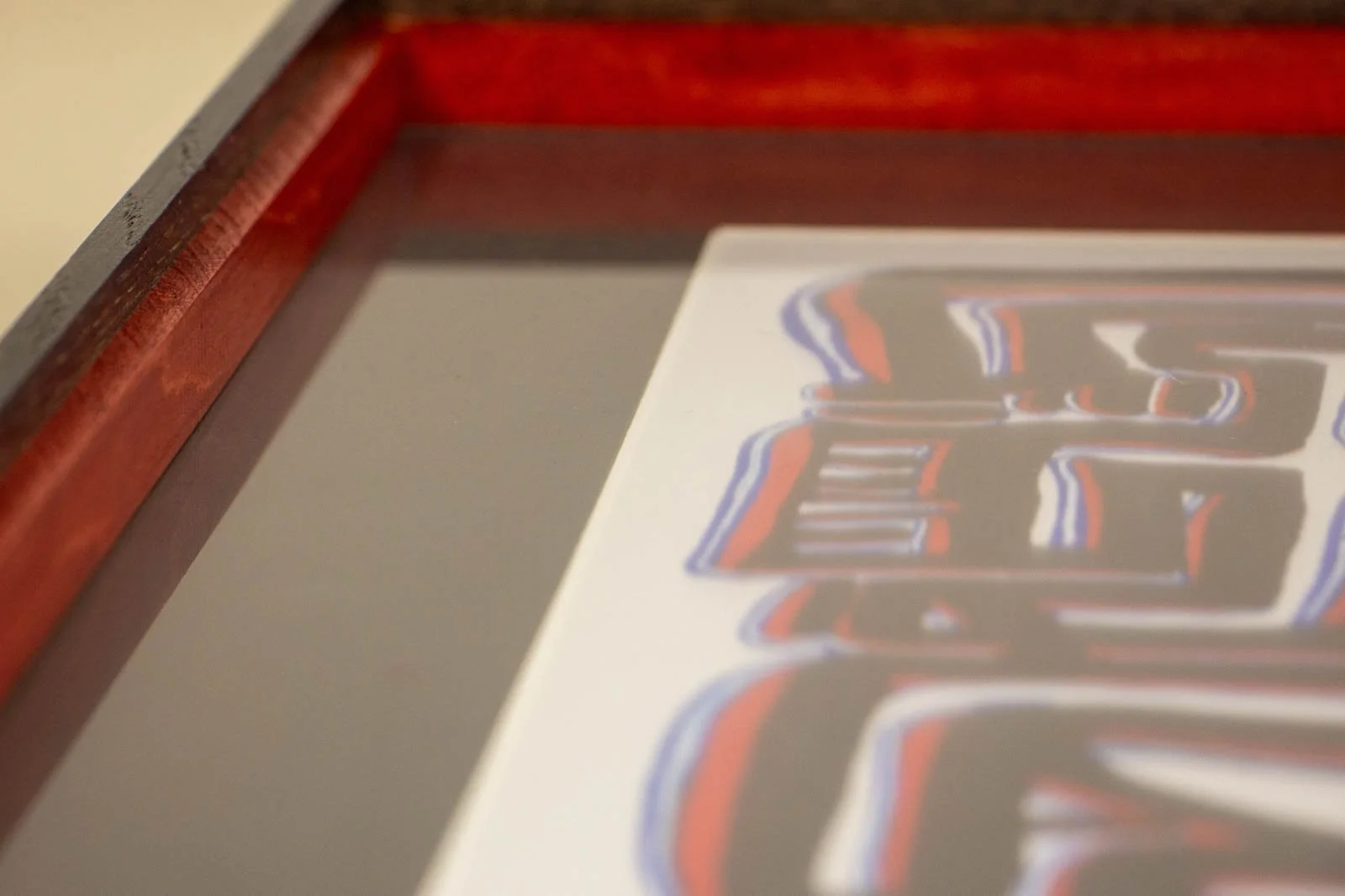 Flux Impromptu 003 frame: inner throat, Granada-red beech liner tucked under the oak lip; dark mount below the glazing