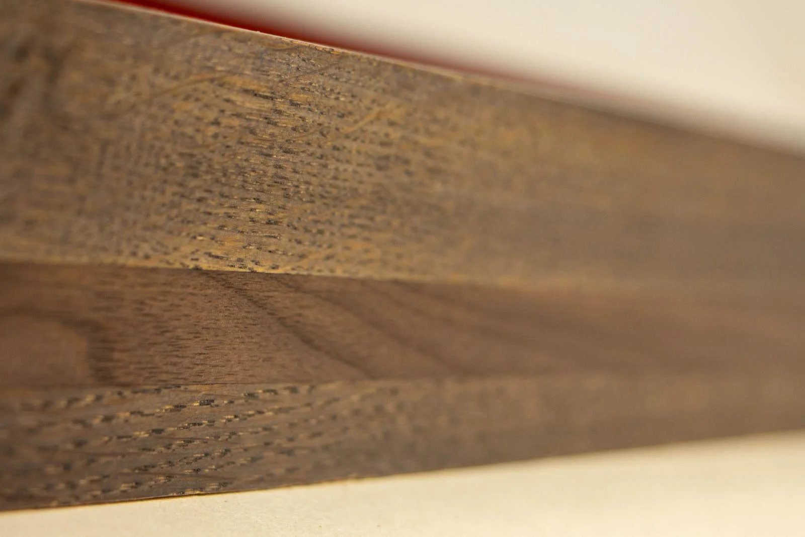 Flux Impromptu 001 frame: diagonal profile, transition from top face to accent walnut band; warm brown tone, calm grain