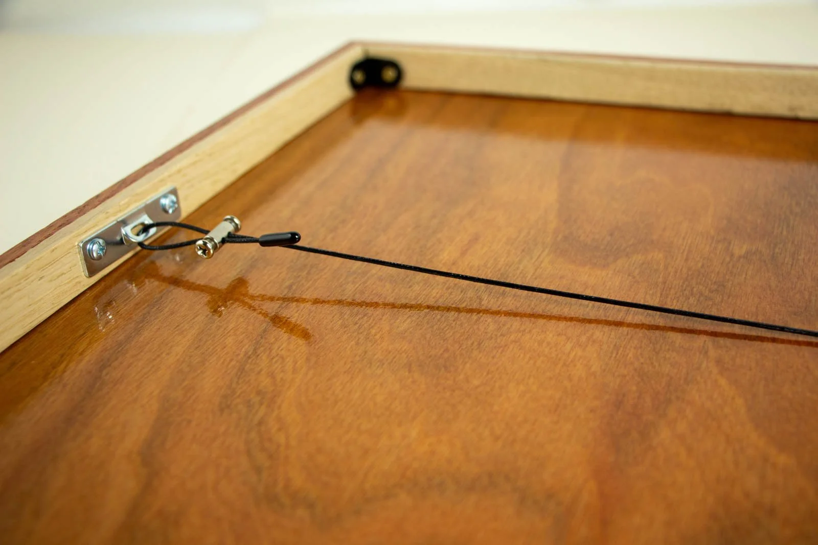 Silence’s Caesura 003 frame: backboard field, golden-amber plywood with quiet figuring; clearcoat sheen with gentle wave patterns