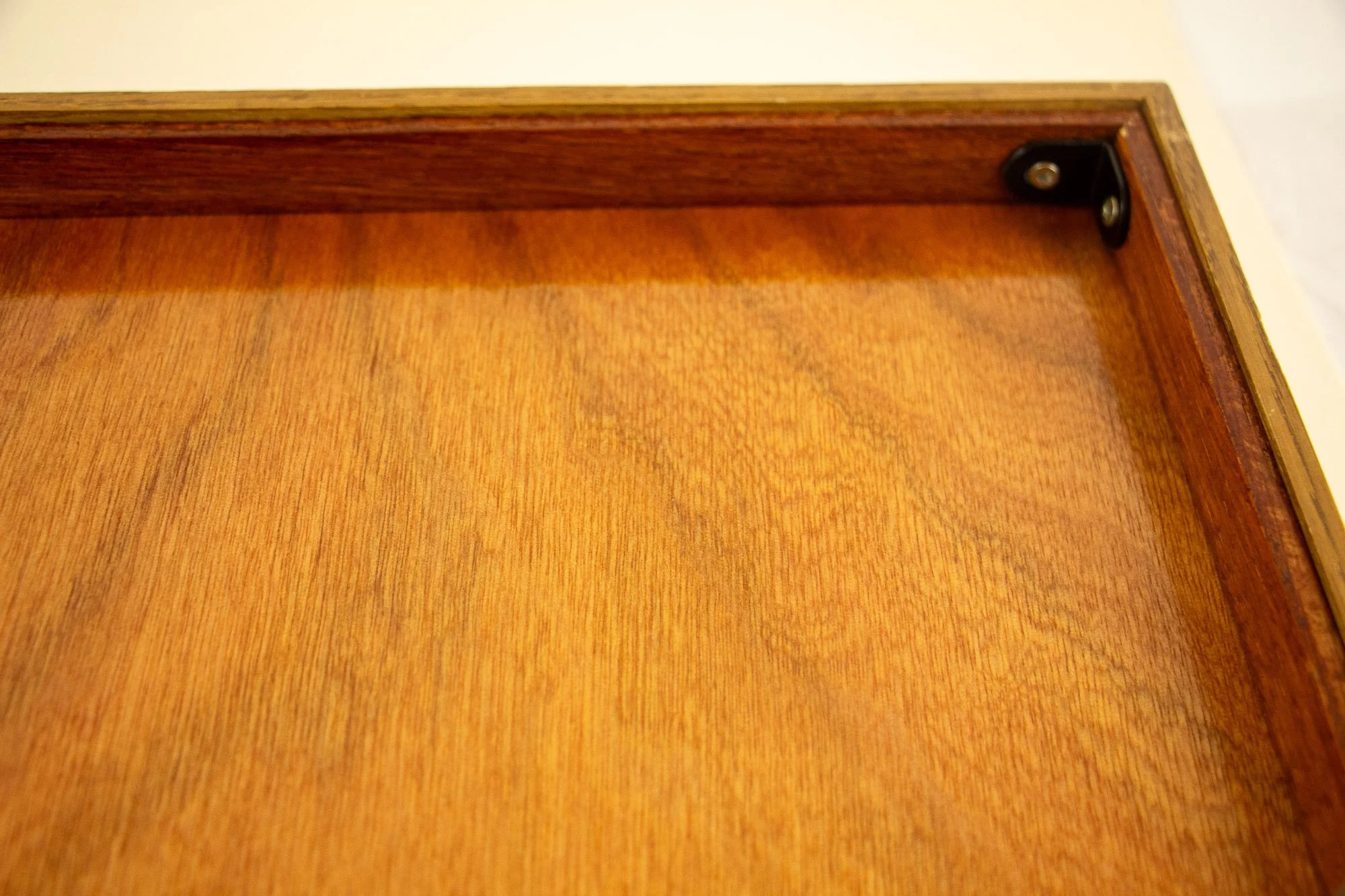 Veiled Alchemist 003 frame detail: back interior corner close-up, highlighting the reddish inner construction, the smooth back panel, and the black corner bracket securing the frame structure.