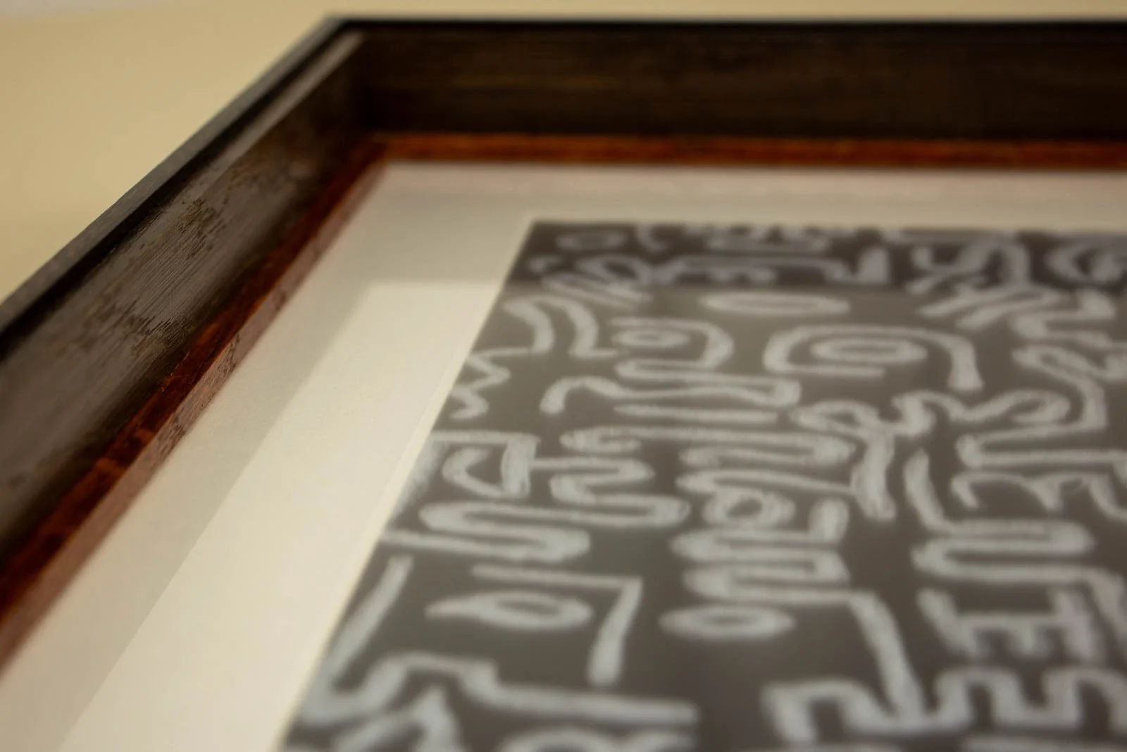 Synaptic Mythos 003 frame: inside mitre, liner and inner wall meet neatly at the corner; clean shadow line to the mat