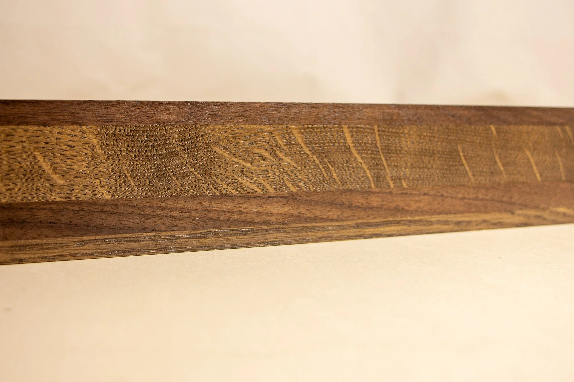 Luminous Parallax 004 frame: close-up of the outer corner, showing the clean join, soft sheen, and the subtle tonal shift across the frame’s stacked horizontal bands.