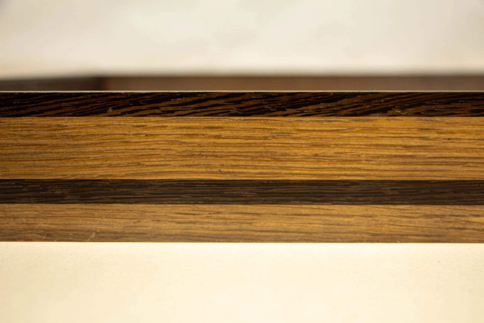 Synaptic Mythos 004 frame: straight side elevation, even oak figure; mid-level wengé band reads clean; satin finish