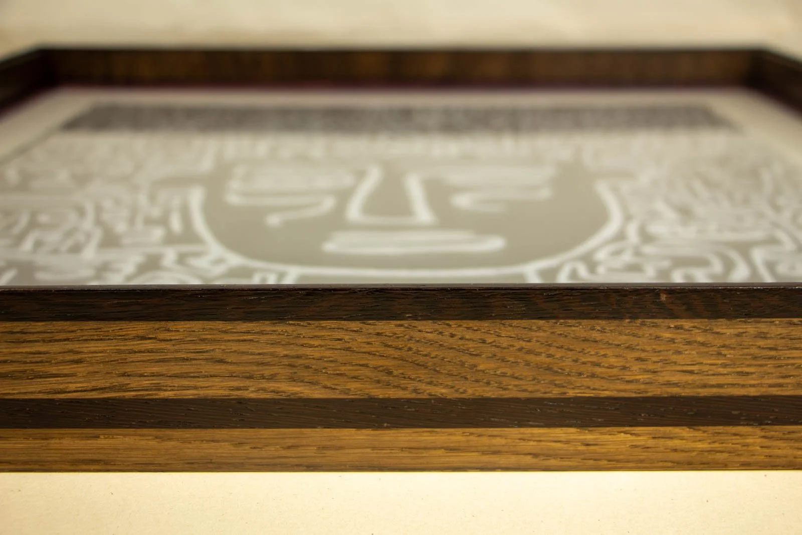 Synaptic Mythos 002 frame: low raking view, glass sits flush under a dark wengé cap; oak body with twin wengé rails