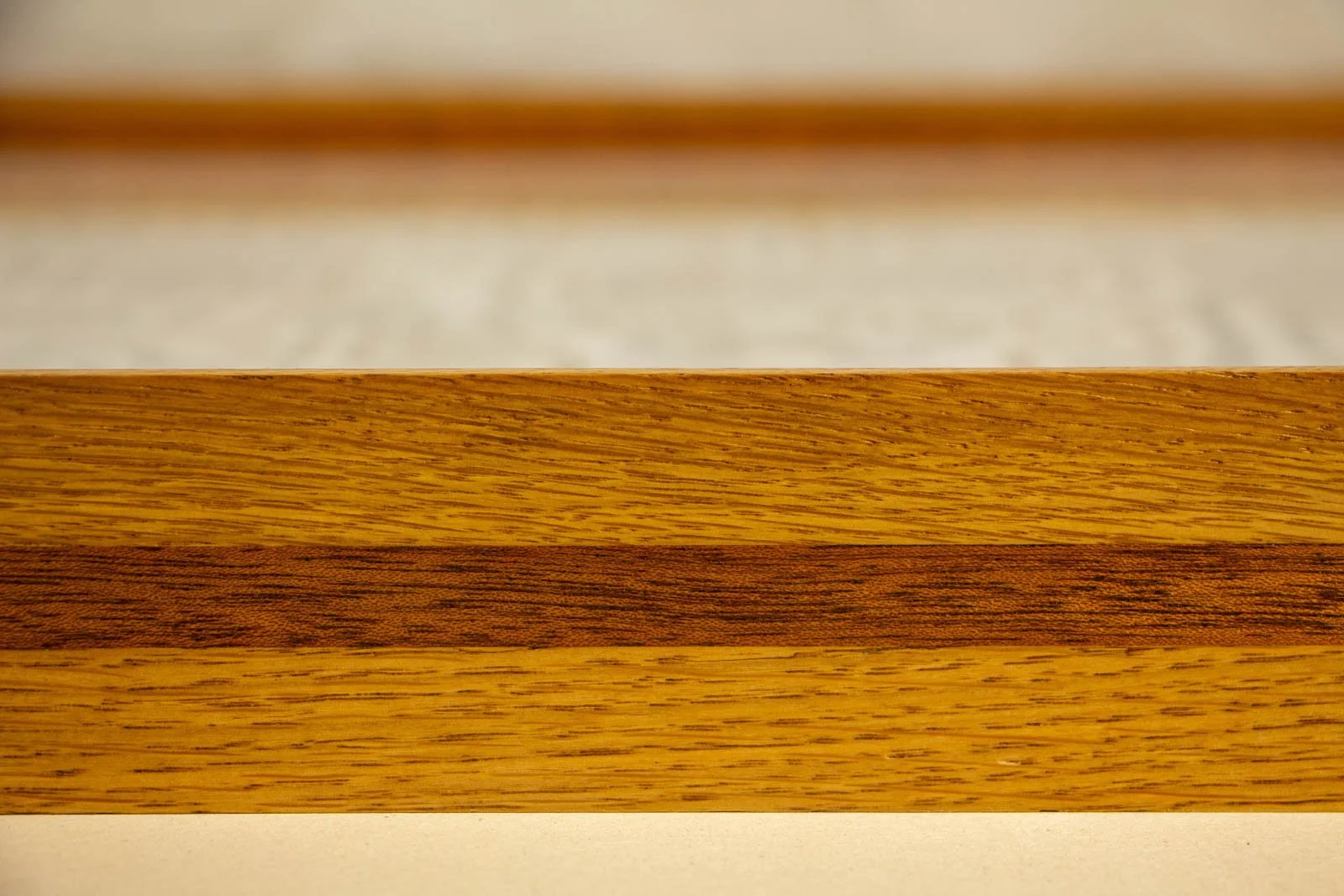 Golden Nostalgia 003 frame: side elevation, even banding with fine oak grain