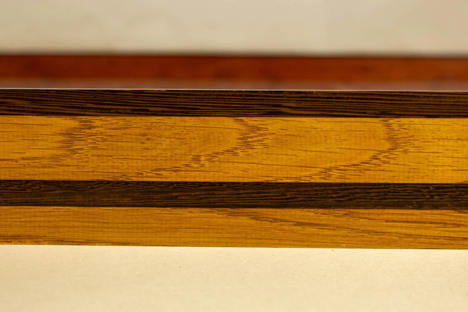 Metamorphic Entwining 002 frame: broad side panel, pronounced oak rays with a deep wengé band running level; clear finish