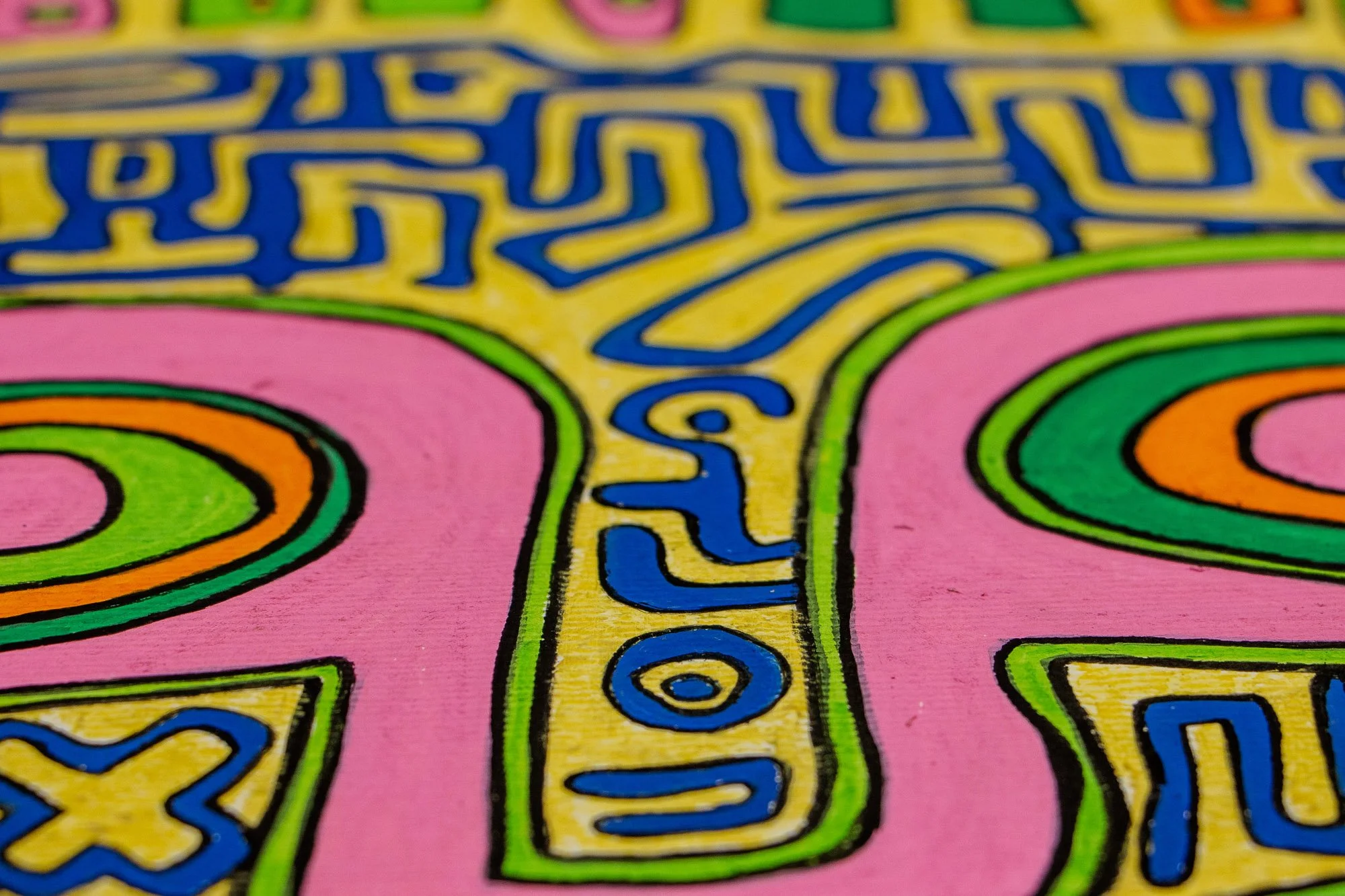 Unseen Signifiers 006 detail: close-up of the center of the face, focusing on the blue vertical nose-like line and the blue labyrinth forms between the two pink eyes.