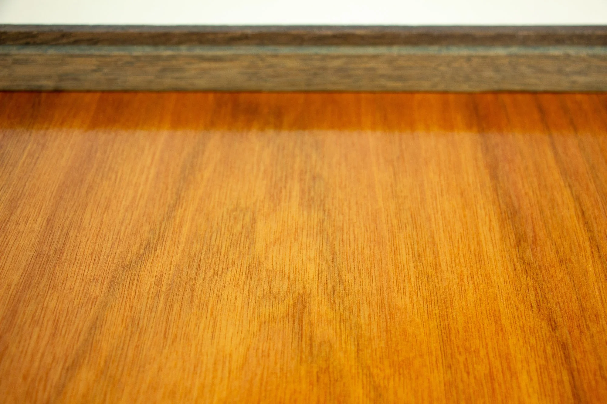 Luminous Parallax 003 frame: reverse close-up of the wood back panel and inner rim, highlighting the flowing grain, warm finish, and the quiet structural clarity of the frame’s construction.