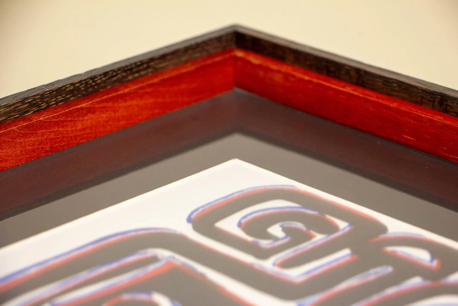 Flux Impromptu 001 frame: inner corner, glass cover and clean shadow; red inner liner continues sharply