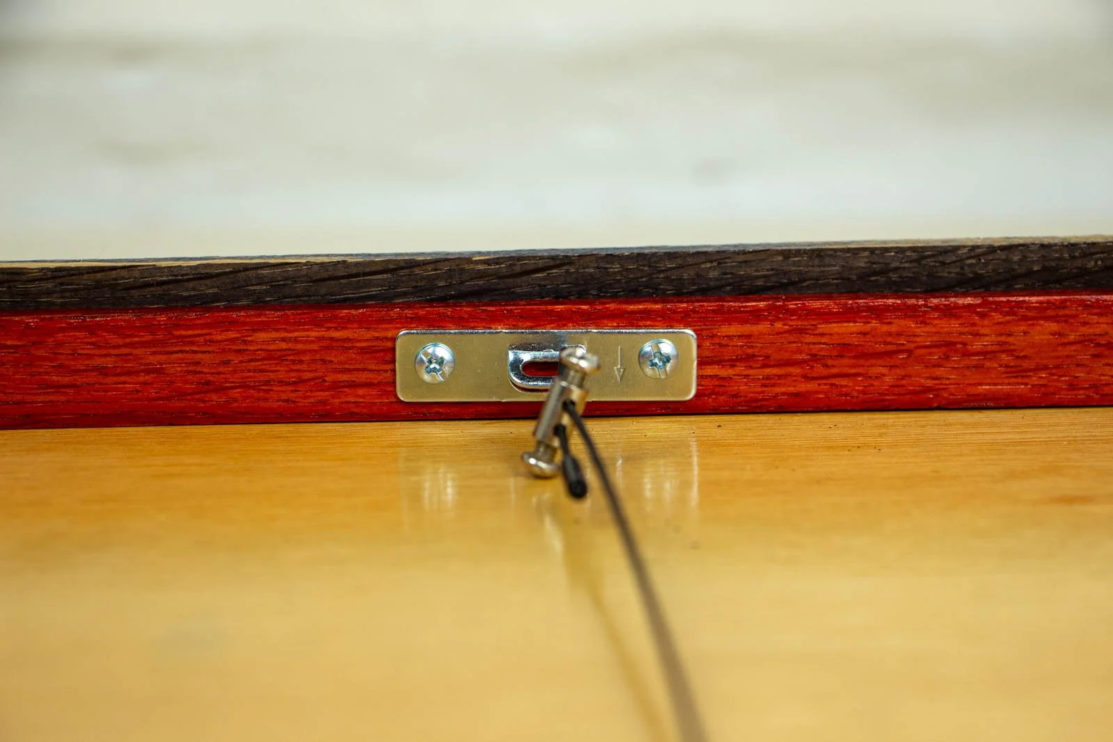 Flux Impromptu 002 frame: inner corner, Granada-red beech liner and black window mat; tight miter and clear float gap