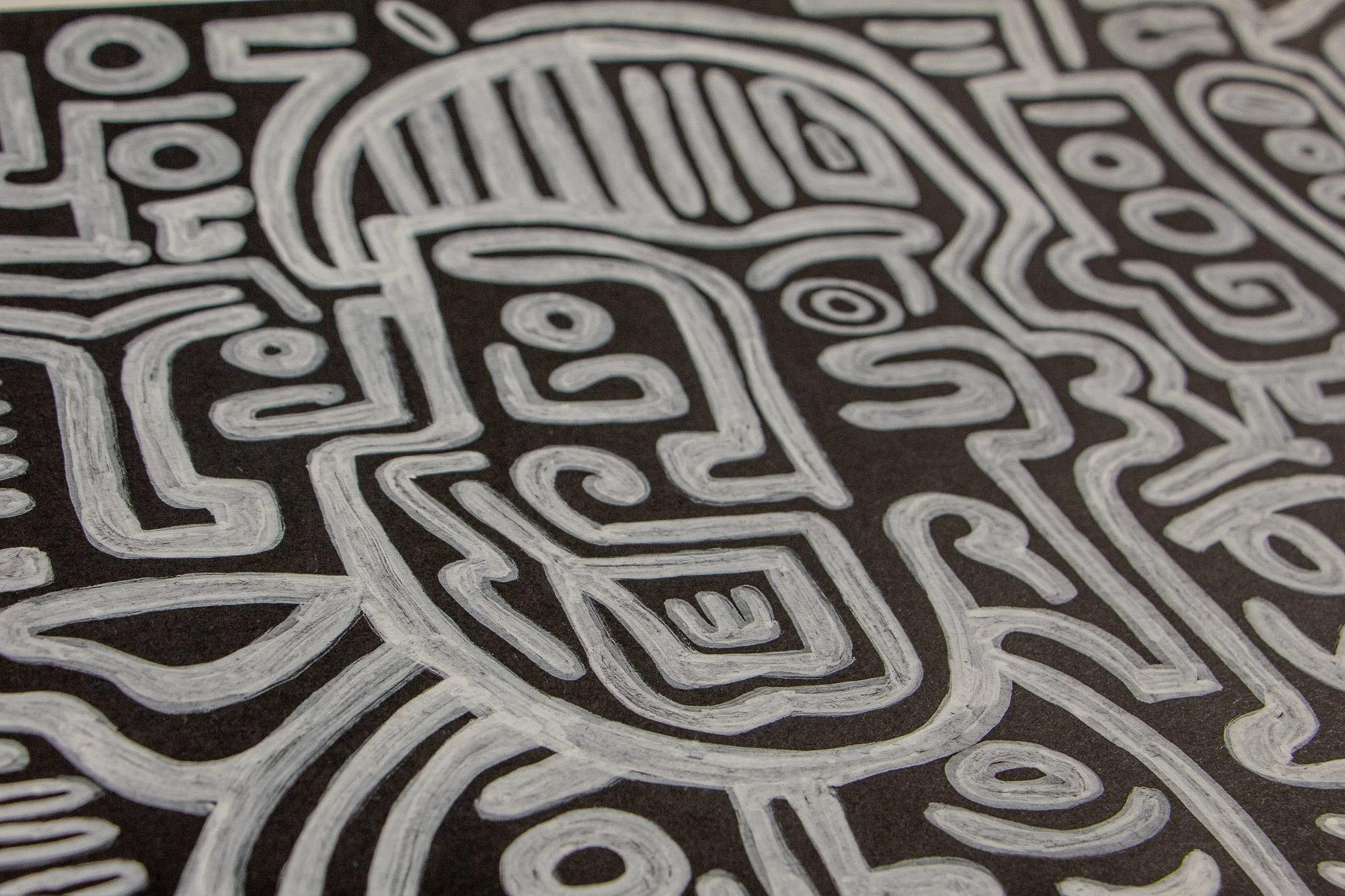 Mêlée of Discovery 005: angled detail of the crowned central figure, showing asymmetrical eyes, a boxed mouth motif, and surrounding profile-like forms.