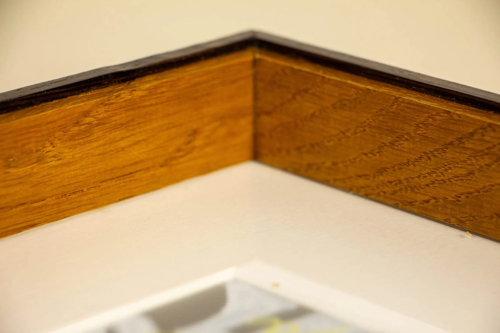 Metamorphic Entwining 004 frame: inner corner; warm oak liner beneath the dark wengé cap; tight, clean mitre