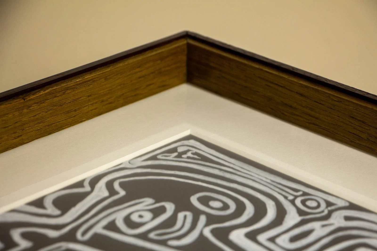 Metamorphic Entwining 003 frame: inner corner with dark liner/rabbet, off-white mount, and a clean shadow gap under the glazing