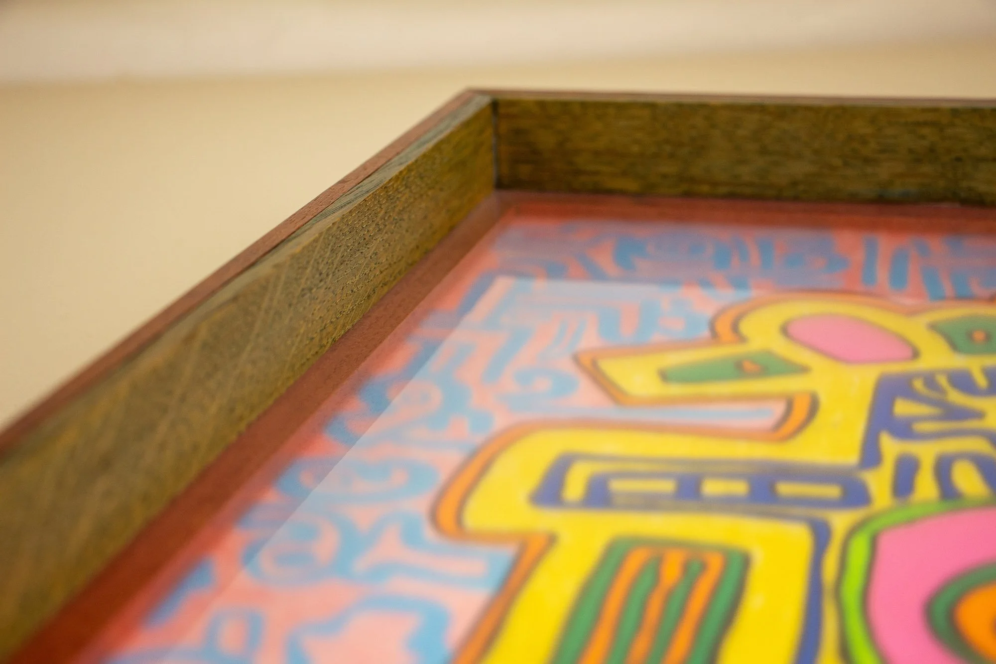 Unseen Signifiers 006 frame detail: angled interior corner close-up showing the olive-green inner liner, the glass surface, and the warm reddish-brown outer rim of the frame. mahogany, oak and beech wood.