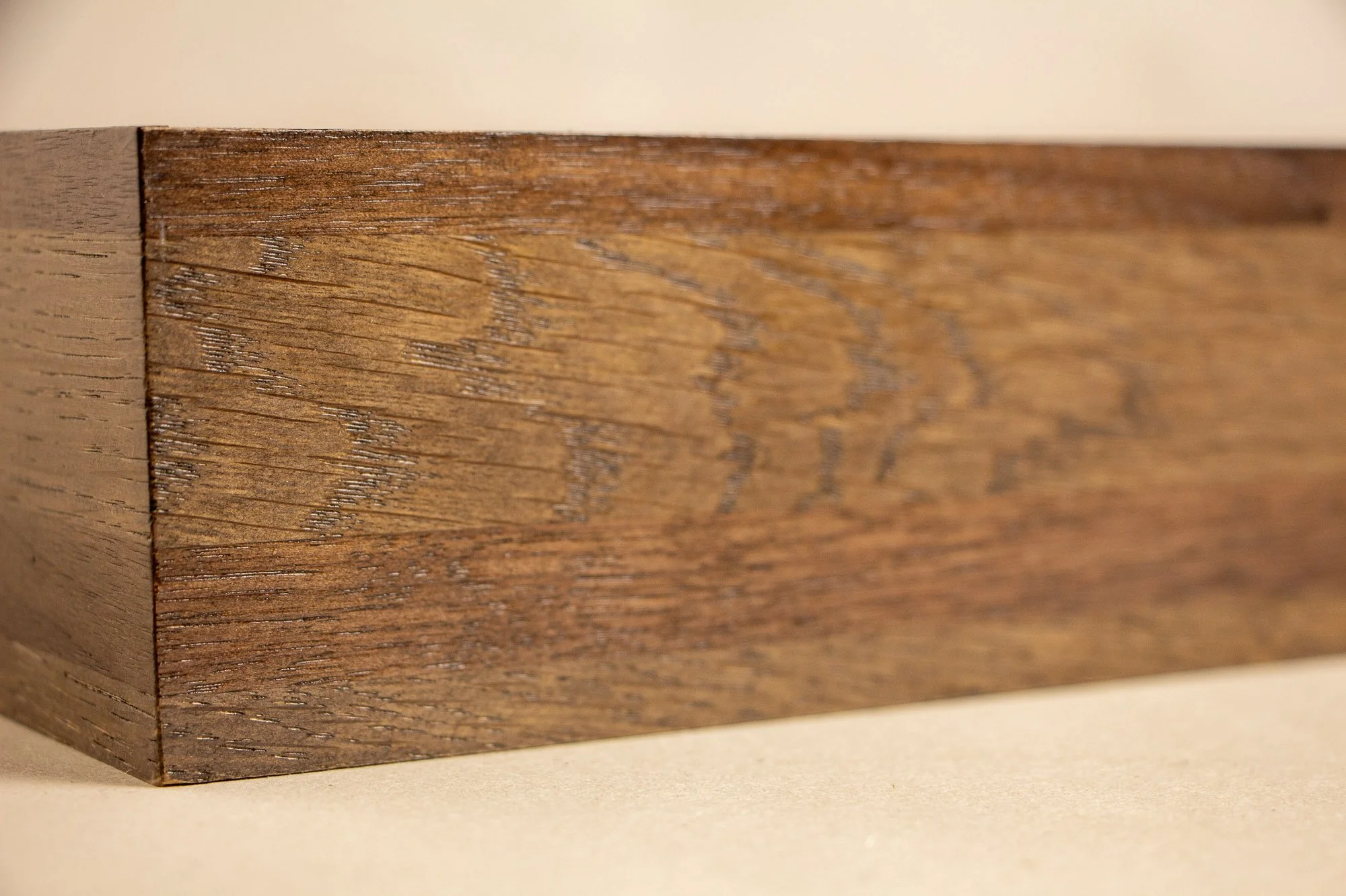 Luminous Parallax 004 frame: side detail of the frame profile, showing the layered construction, dark upper edge, and contrasting middle band that gives the frame a quiet optical depth.