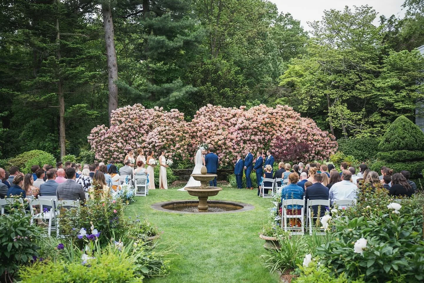 ✨ We love planning weddings ✨ This past May, Samantha and Mary had the joy of bringing Samantha’s wedding vision to life 💍 From start to finish, every detail was handled with care:
🌸 Guest list & invitations
🌸 Venue selection
🌸 Dé