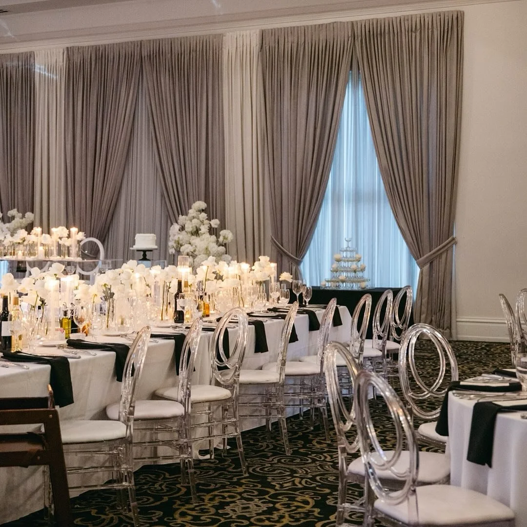 Elegance in every detail 🖤🤍 
When planning a black-and-white wedding, balance is key&mdash;mix textures, add candlelight for warmth, and let contrast create the drama. Timeless, chic, and oh-so-romantic!
⠀⠀⠀⠀⠀⠀⠀⠀⠀
@515photoco 
@daris.events 
@royal